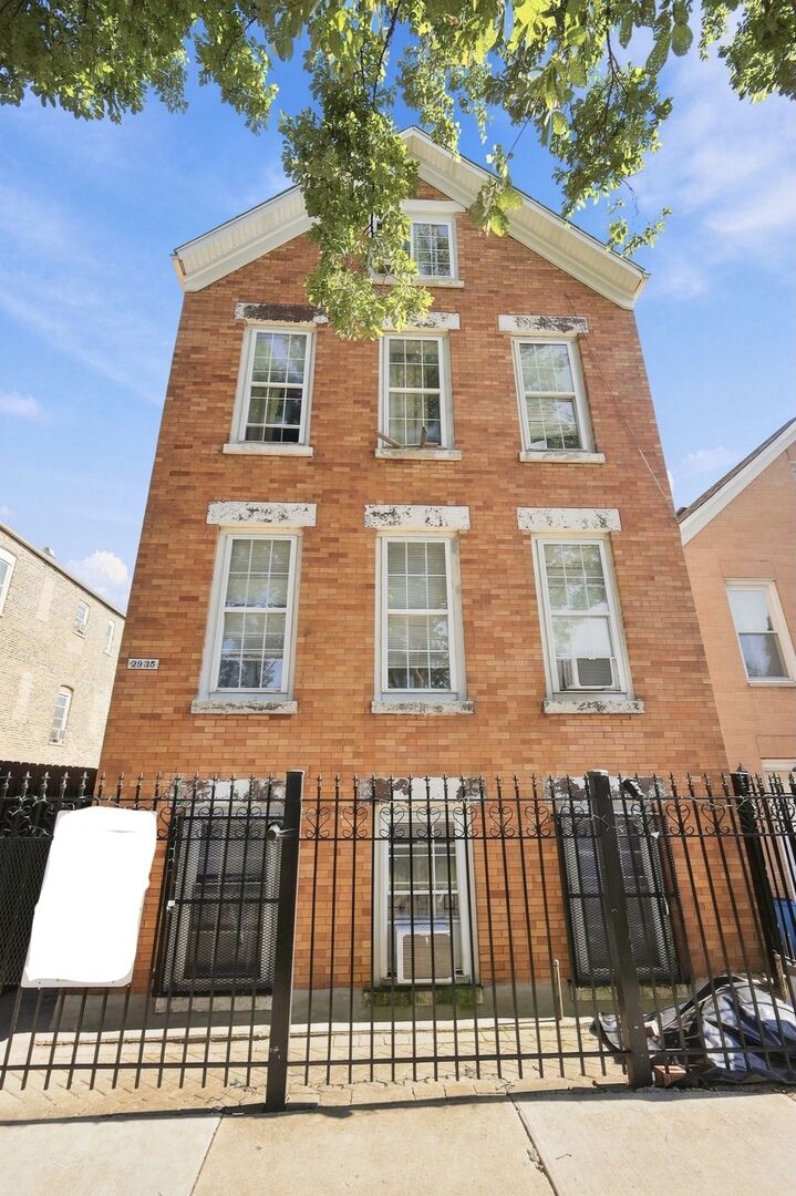Property Photo:  2935 W 25th Place  IL 60623 
