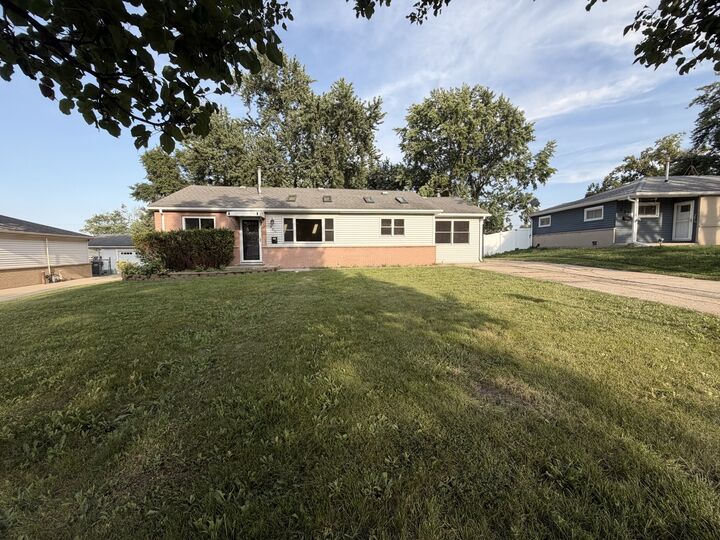 Property Photo:  465 Arizona Boulevard  IL 60169 