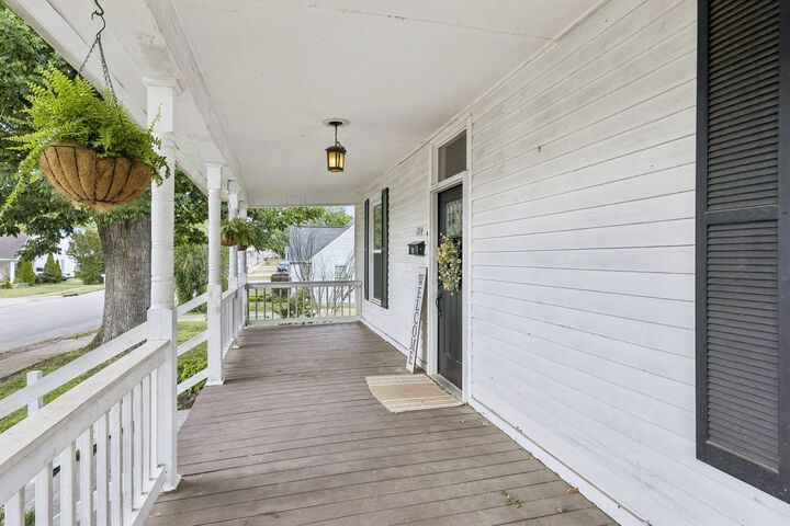 Property Photo: 204 Jefferson Ave E TN 37030