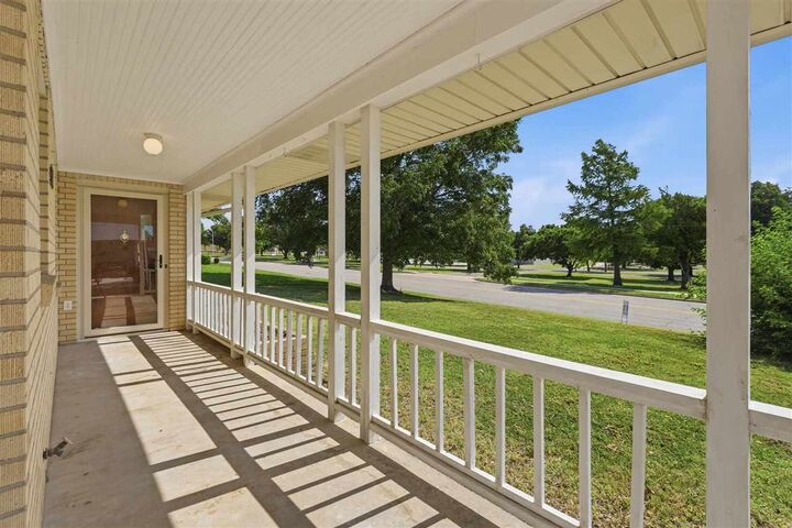 Property Photo:  828 N 5th  OK 74601 