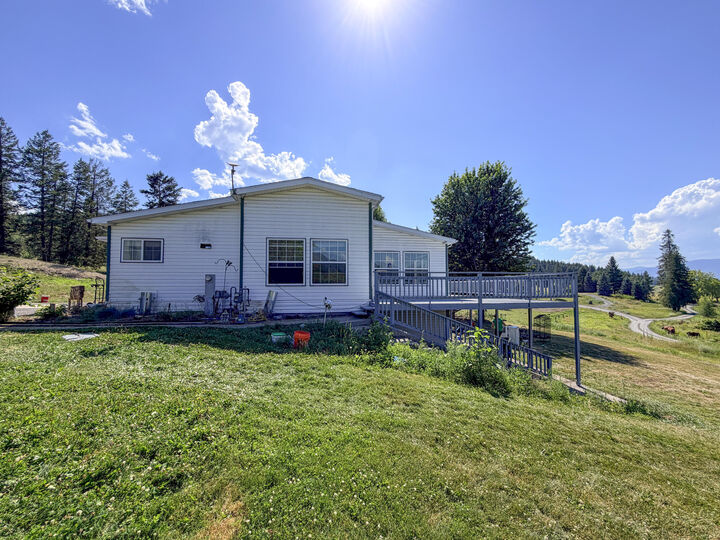 Property Photo:  386 H Bastian Ln  WA 99114 