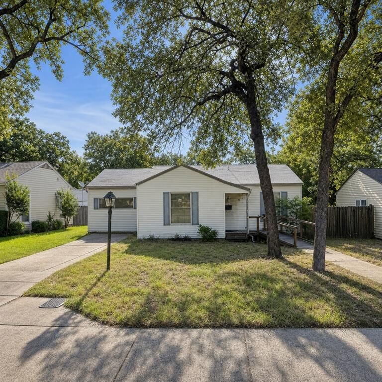 Property Photo:  3018 Oakwood Street  TX 76117 