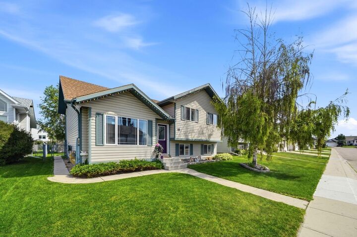 Property Photo:  155 Lampard Crescent  AB T4R 2W7 