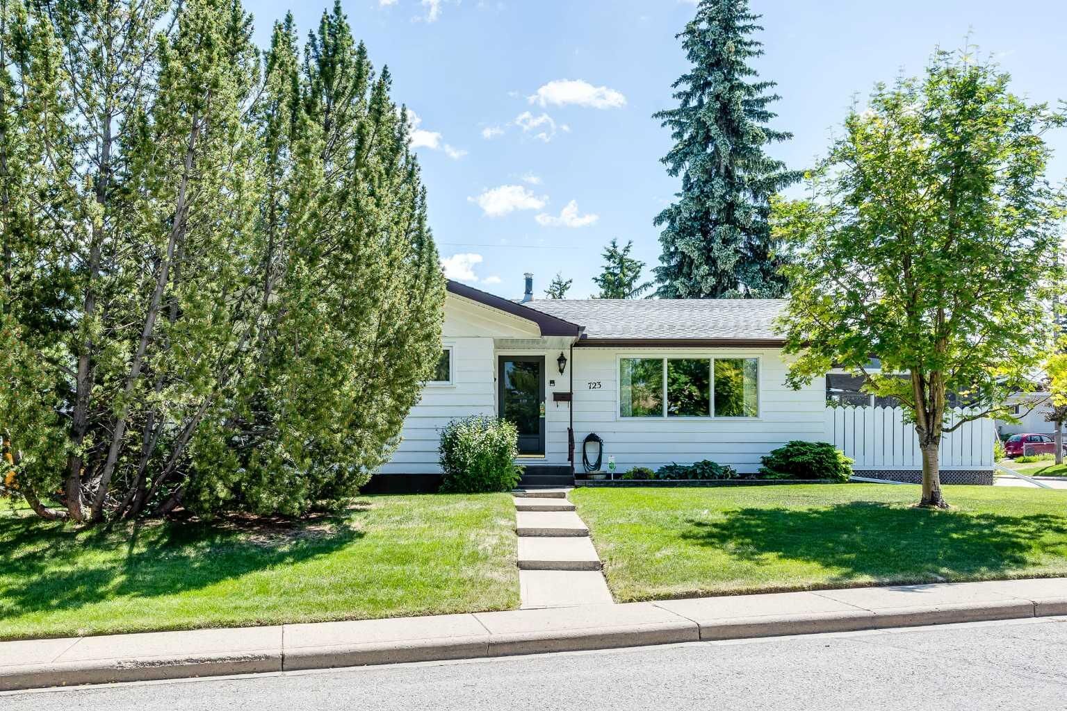Property Photo: 723 Seattle Drive SW AB T2W 0M8