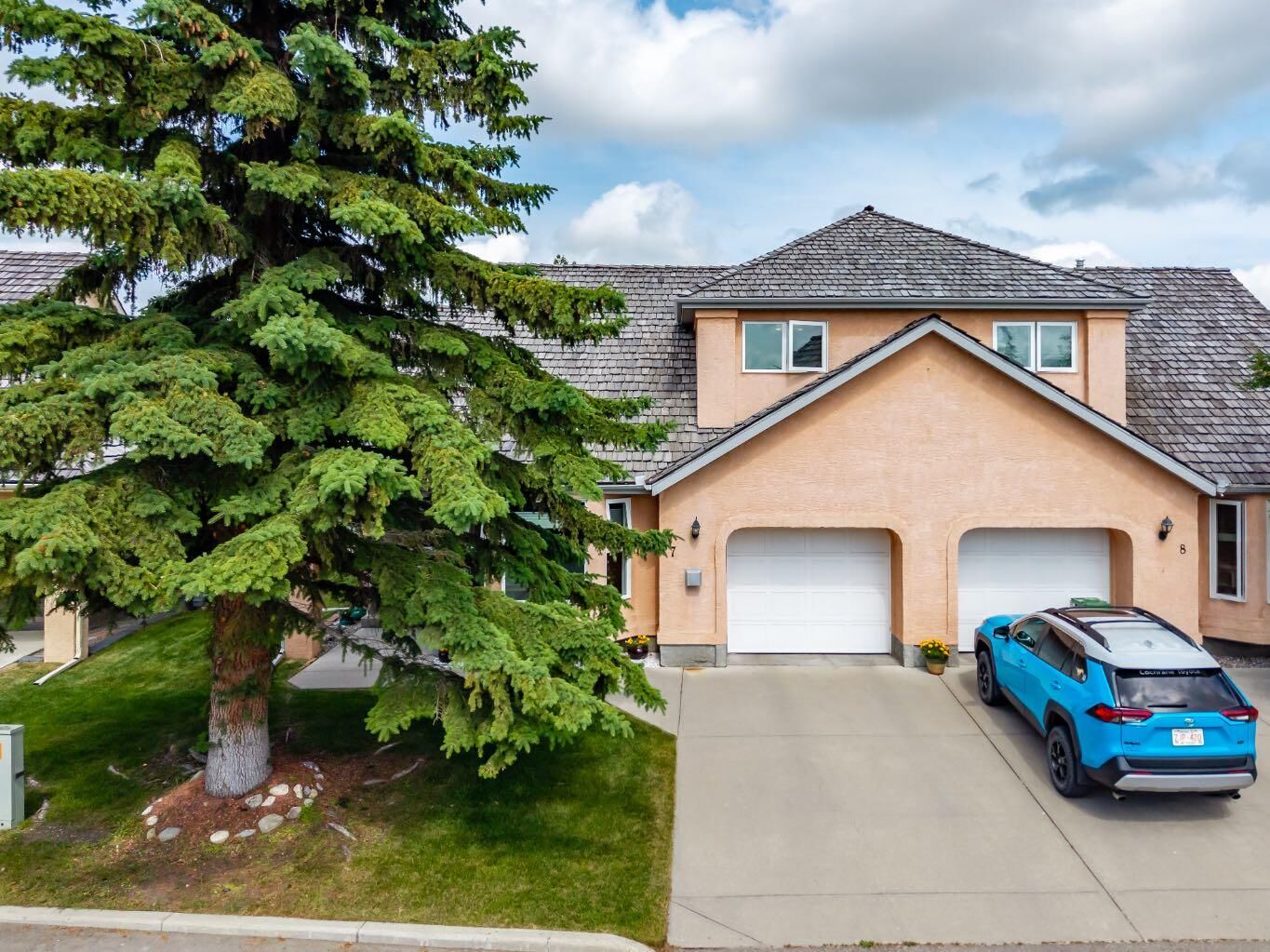 Property Photo: 26 Quigley Drive 7 AB T4C 1M2
