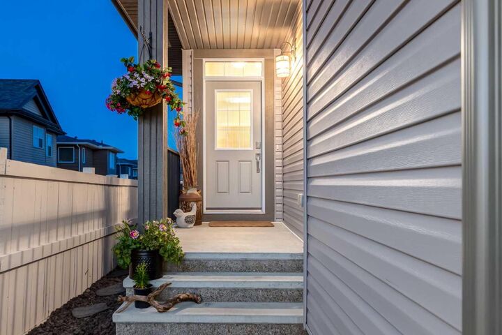 Property Photo:  444 Evansglen Drive NW  AB T3P 0P1 
