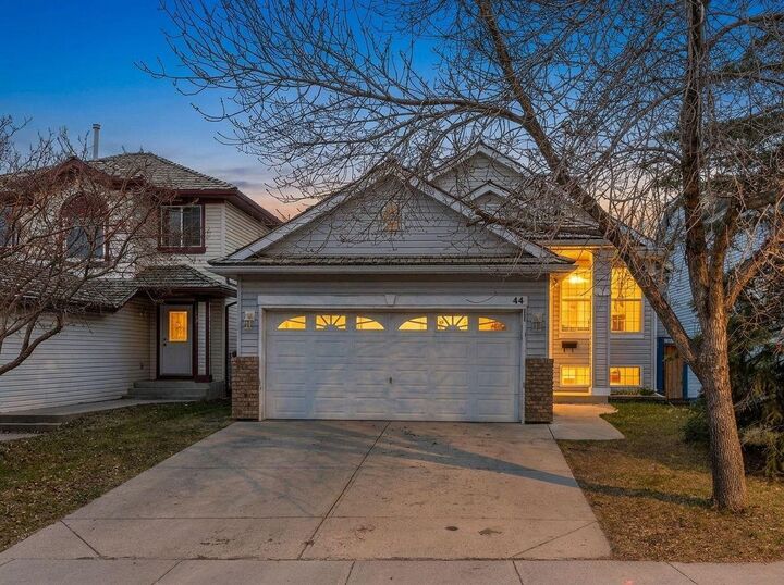Property Photo:  44 Douglas Glen Crescent  AB T2Z 3M6 