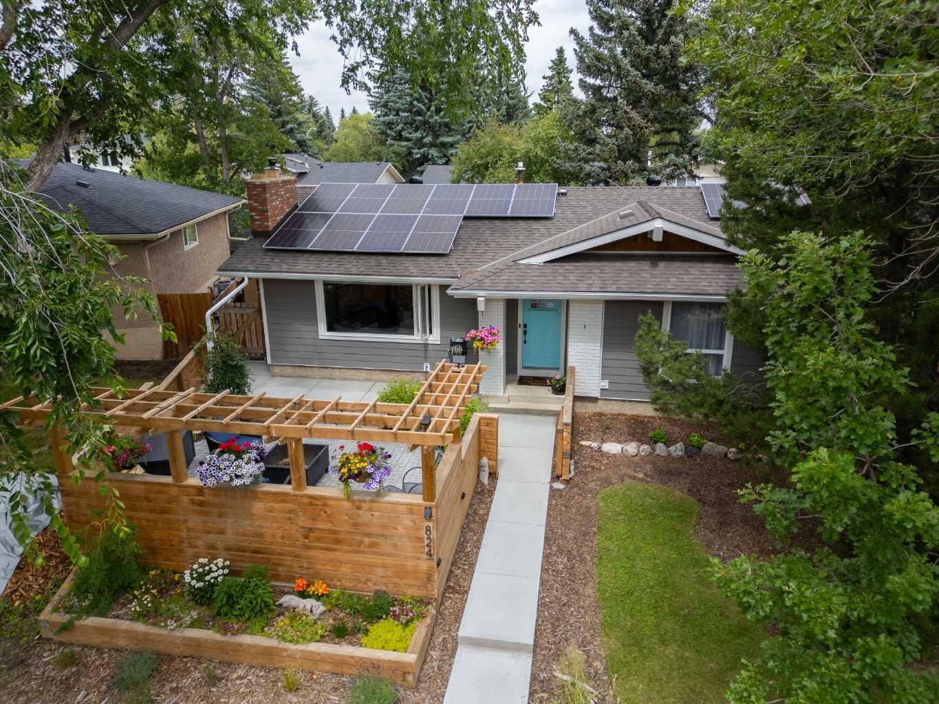 Property Photo:  824 Cannell Road SW  AB T2W 1T4 