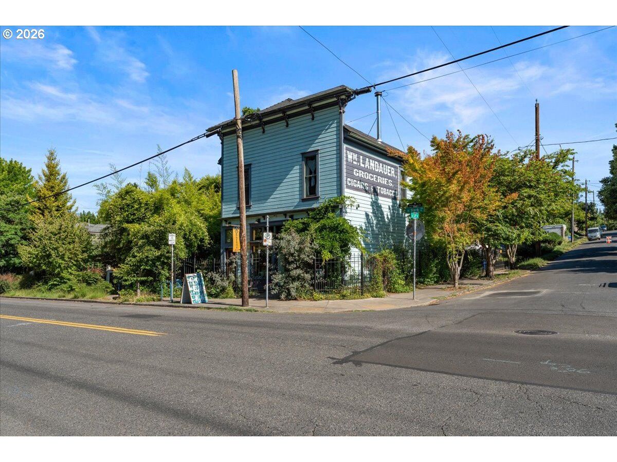 Property Photo: 3039 SE Stark St OR 97214