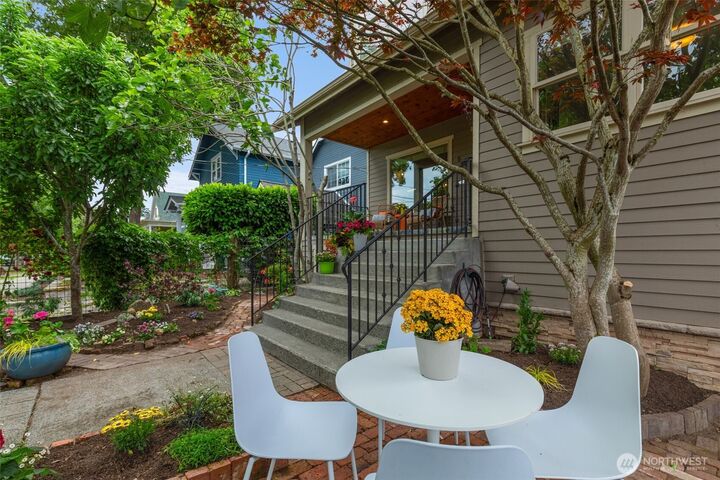 Property Photo:  525  27th Avenue  WA 98122 