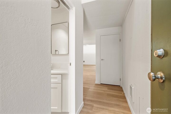 Property Photo: 6582 137th Avenue NE 415 WA 98052