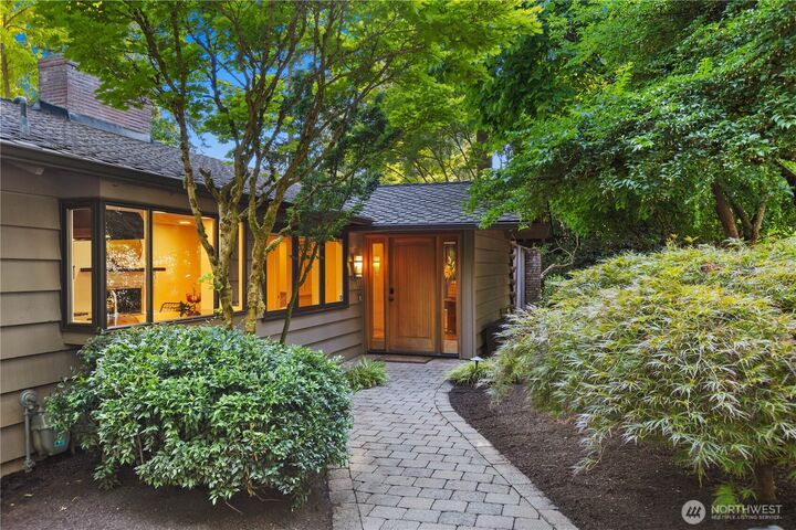 Property Photo:  10527 SE 27th Street  WA 98004 