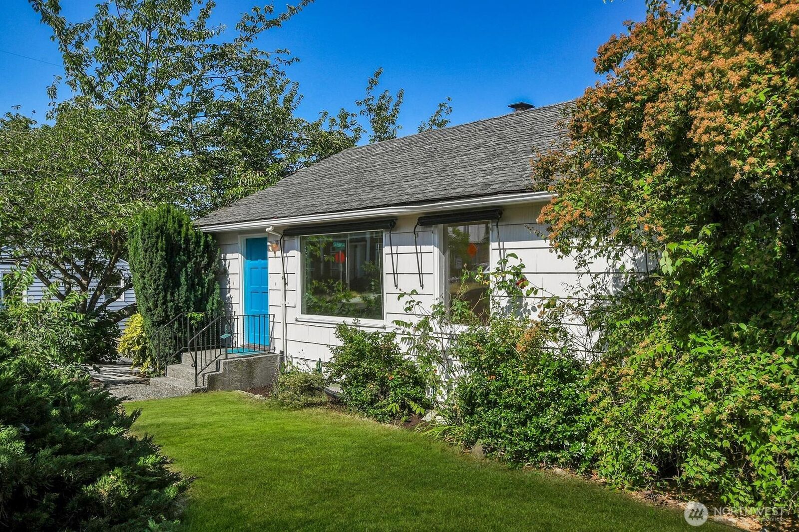 Property Photo:  9118  Linden Avenue N  WA 98103 