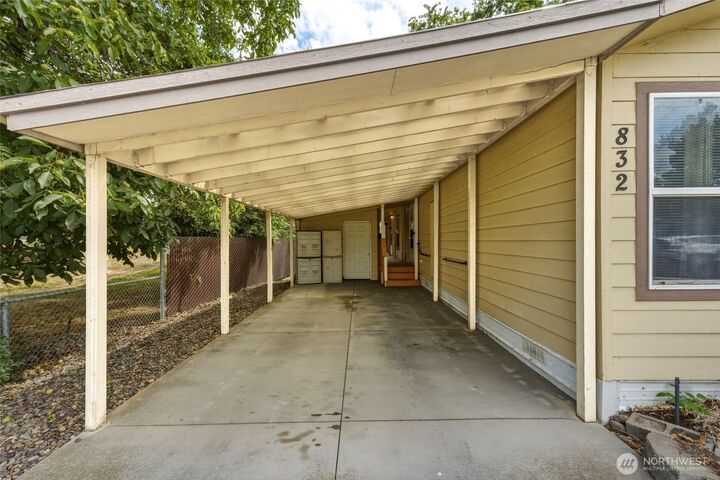 Property Photo: 832 SE Scenic View Drive WA 99324