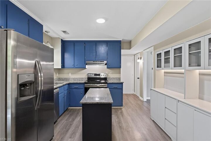 Property Photo:  945 Red Oak Cir  VA 23608 