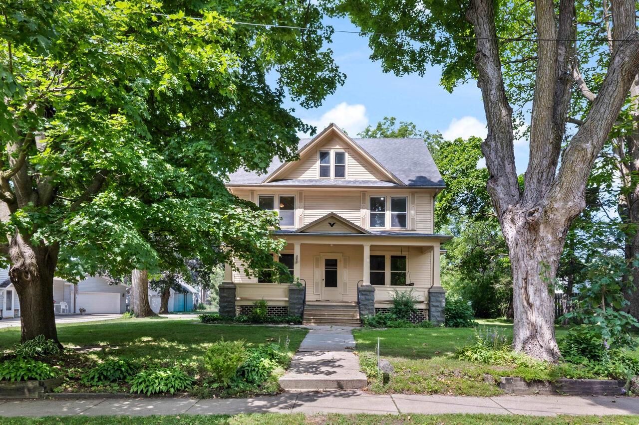 Property Photo:  810 S Grove Street  WI 54971 