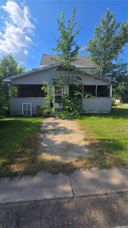 Property Photo:  816 Pacific Avenue  SK S0C 0S0 
