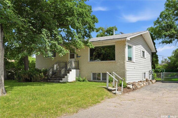 Property Photo: 1632 9th Avenue N SK S7K 3A1