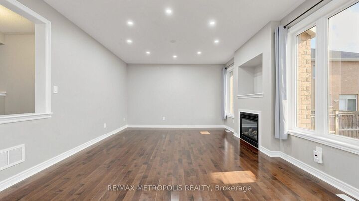 Property Photo: 138 Yakefarm Boulevard ON L4A 0R8
