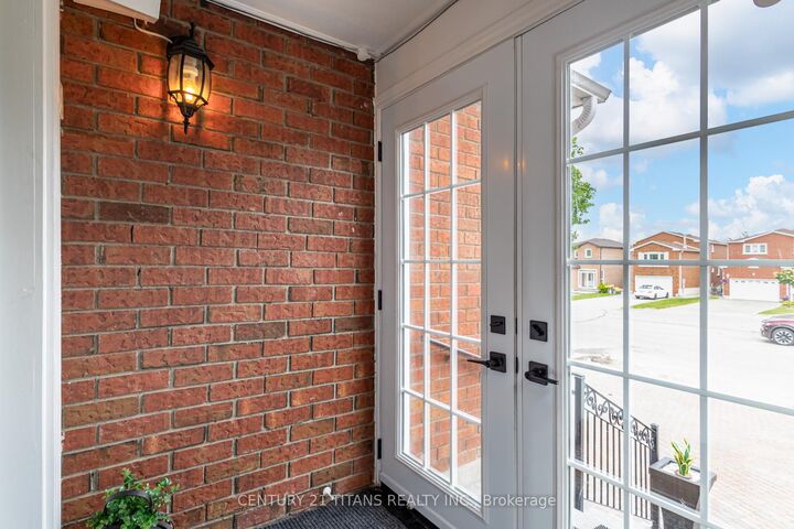 Property Photo:  6 Blossom Court  ON L4L 6S9 