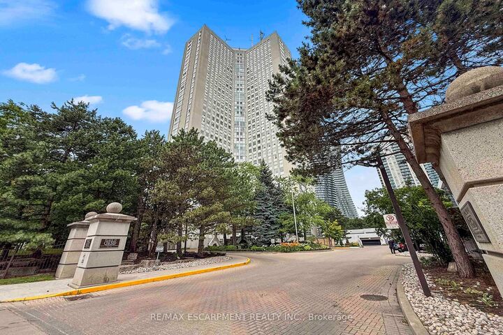 3650 Kaneff Crescent 2804 — photo 1