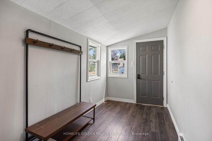 Photo de la propriété:  194 Beach Road  ON L4P 2L9 