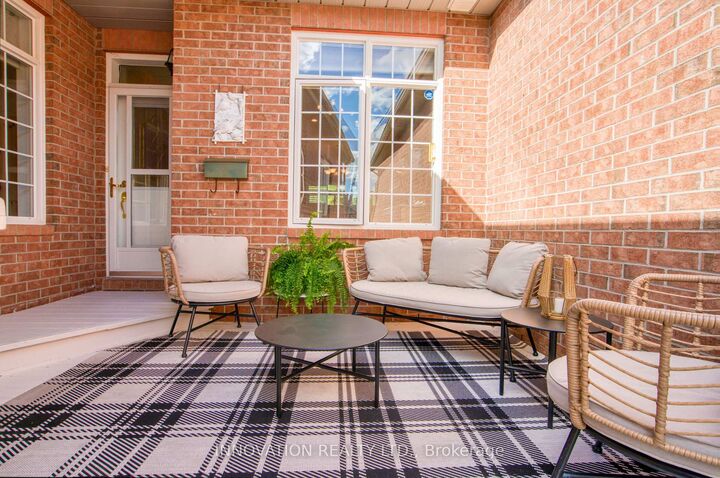 Property Photo:  27 Eileen Crescent  ON K2S 1X2 