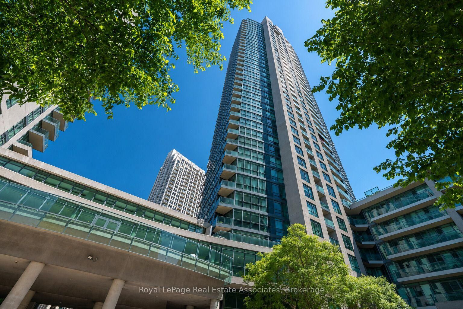 Property Photo:  215 Fort York Boulevard 2411  ON M5V 4A2 