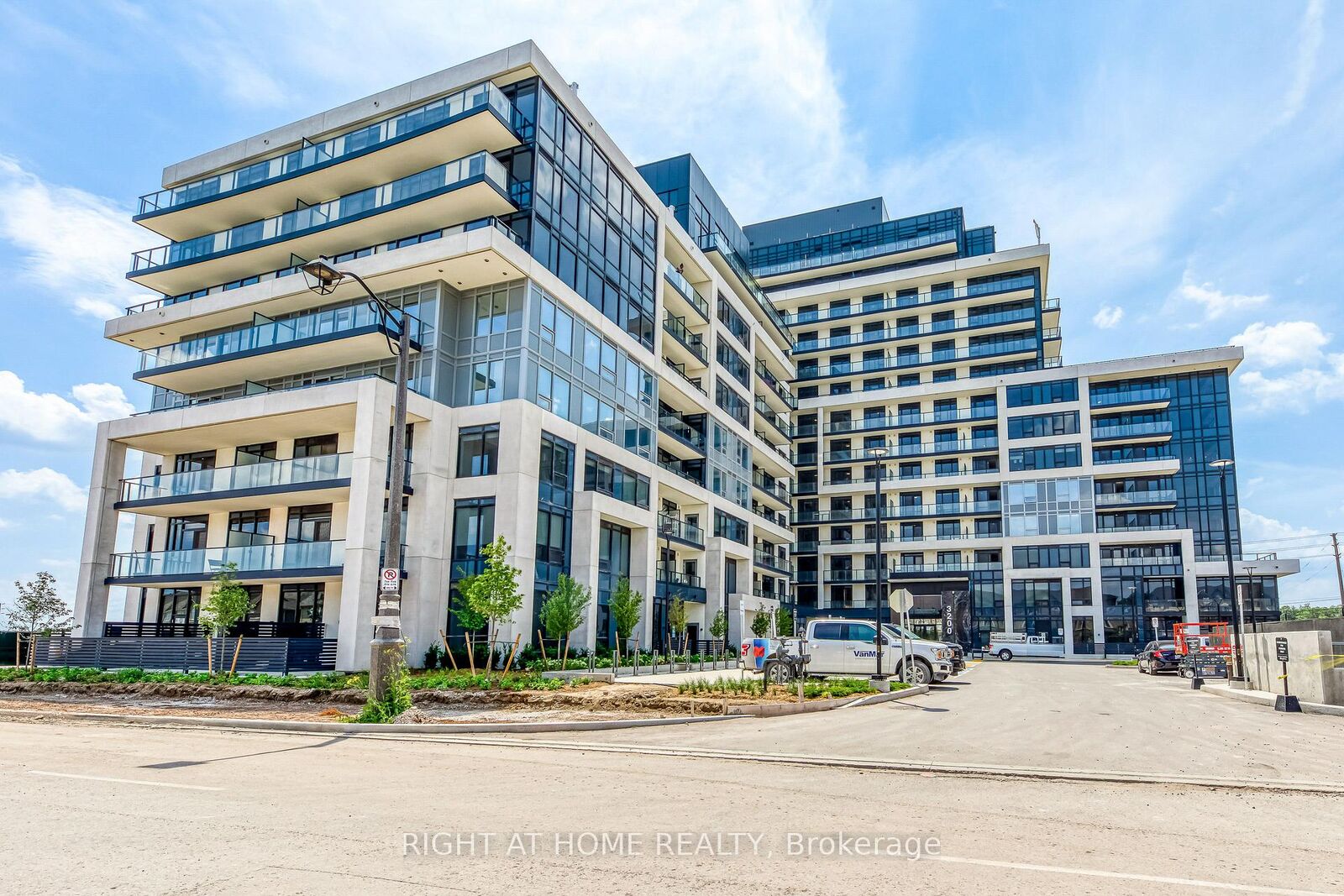 Property Photo:  3200 William Coltson Avenue 521  ON L6H 7W6 