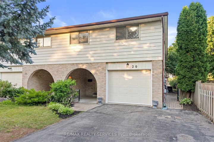 Property Photo: 20 Highcroft Court ON N2E 2N9