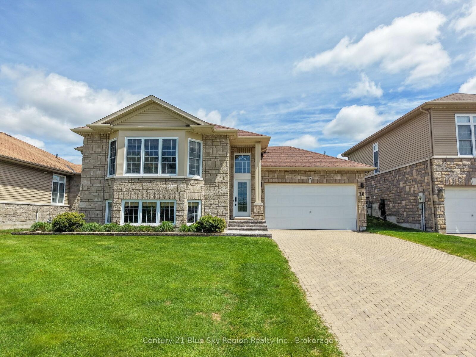 Property Photo:  28 Stone Manor Drive  ON P1C 0A3 