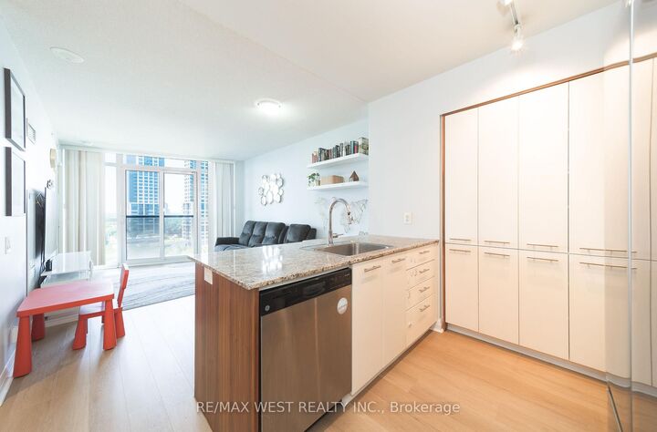 Property Photo: 1 Valhalla Inn Road 1206 ON M9B 1S9