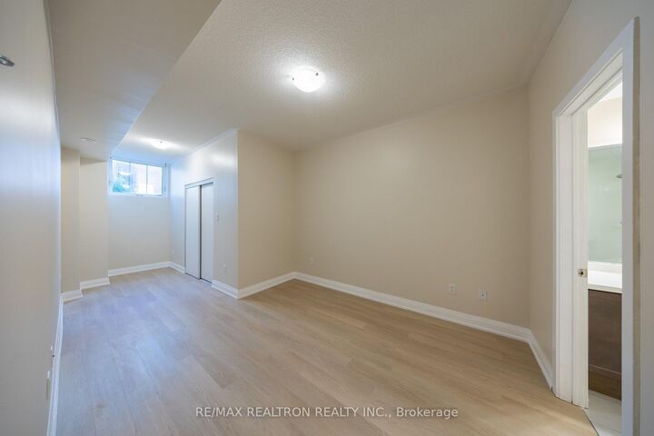 Property Photo:  6 Whitaker Way 157  ON L4A 4T4 