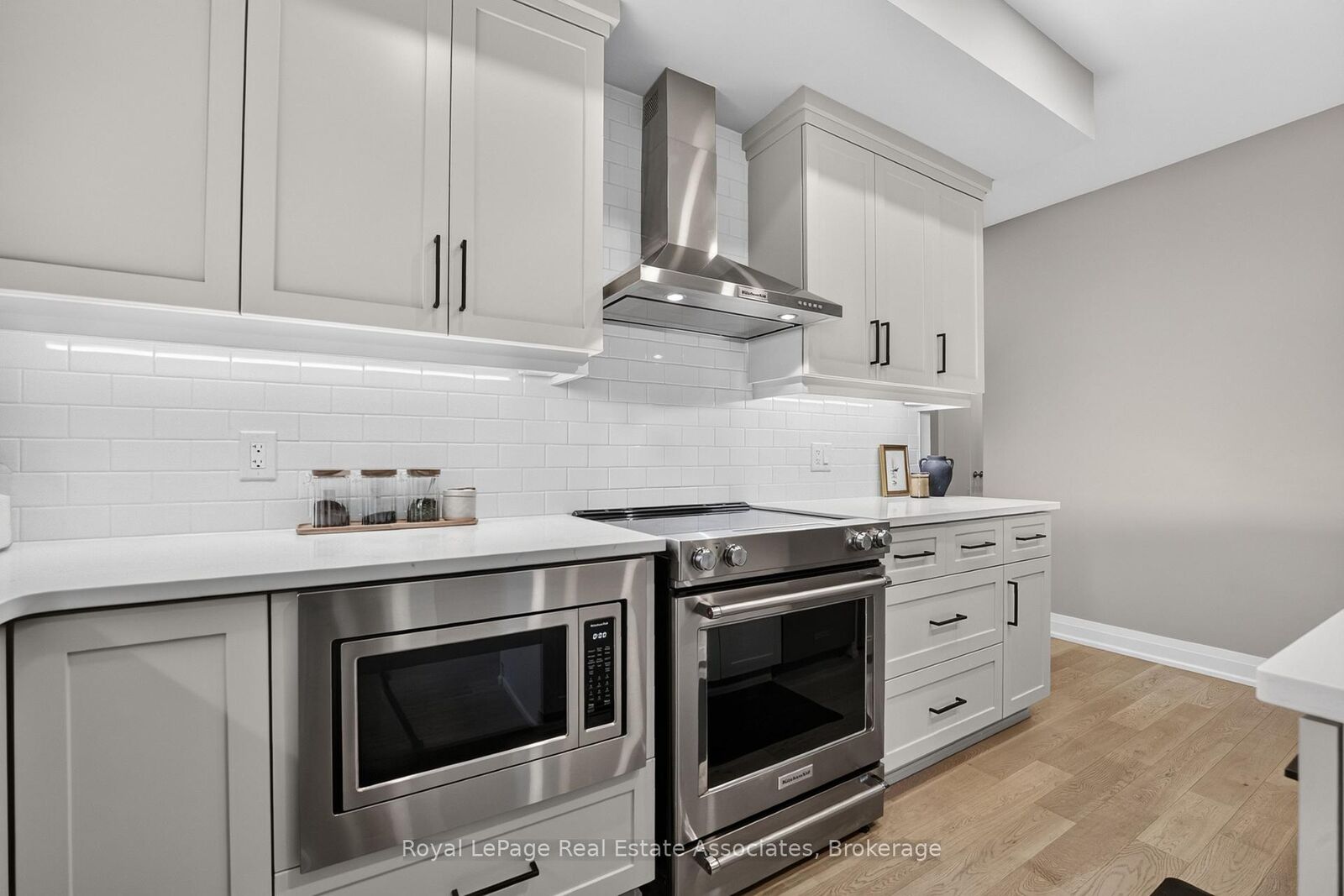 Property Photo: 71 Wyndham Street S 612 ON N1E 0T7