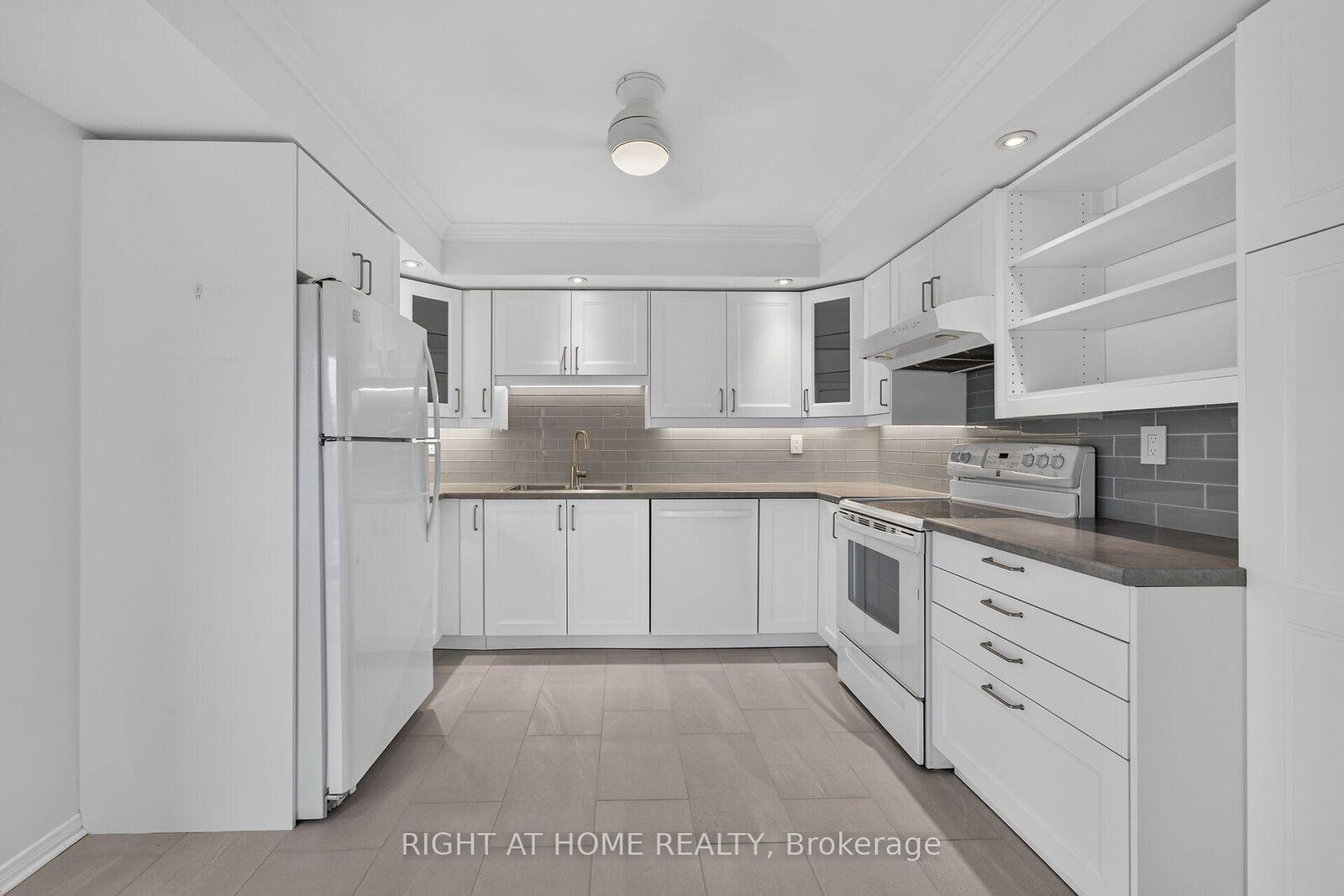 Property Photo:  5080 Pinedale Avenue 306  ON L7L 5V7 
