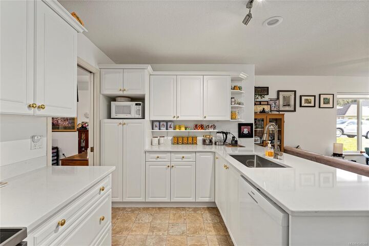 Property Photo: 850 Arbutus St #2 BC V9K 2M7