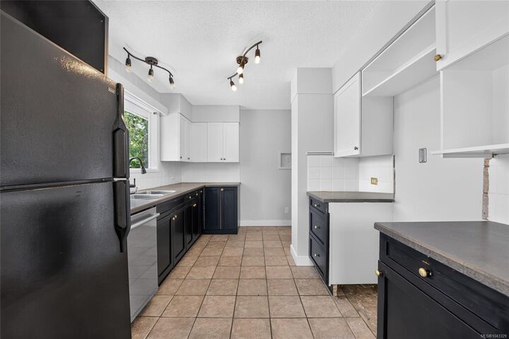 Property Photo:  650 Hunter St  BC V9S 1R1 