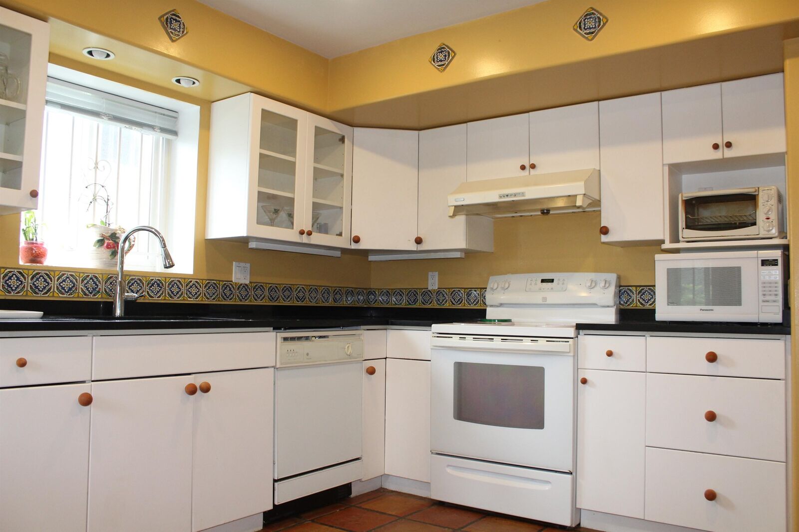 Property Photo:  4792 Ridgelawn Drive  BC V5C 3Y2 