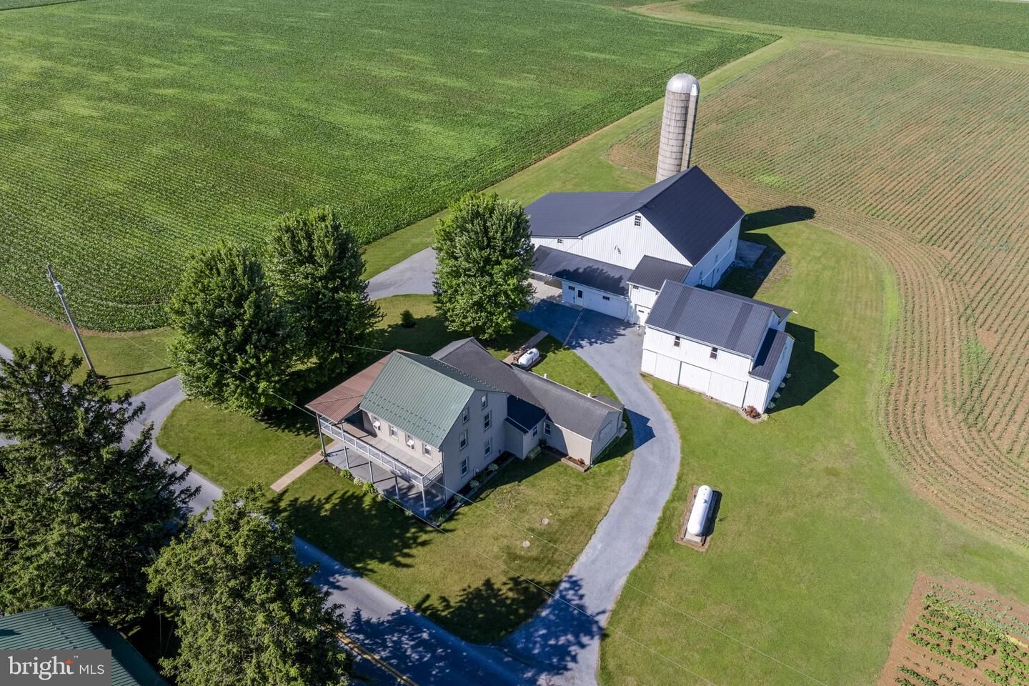 Property Photo:  680 N Railroad Avenue  PA 17557 