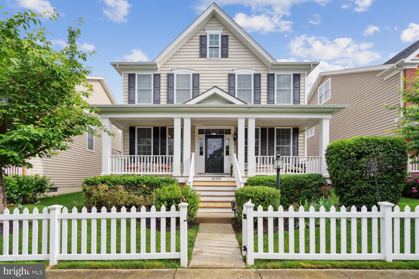 Property Photo: 42538 Neighborly Lane VA 20152