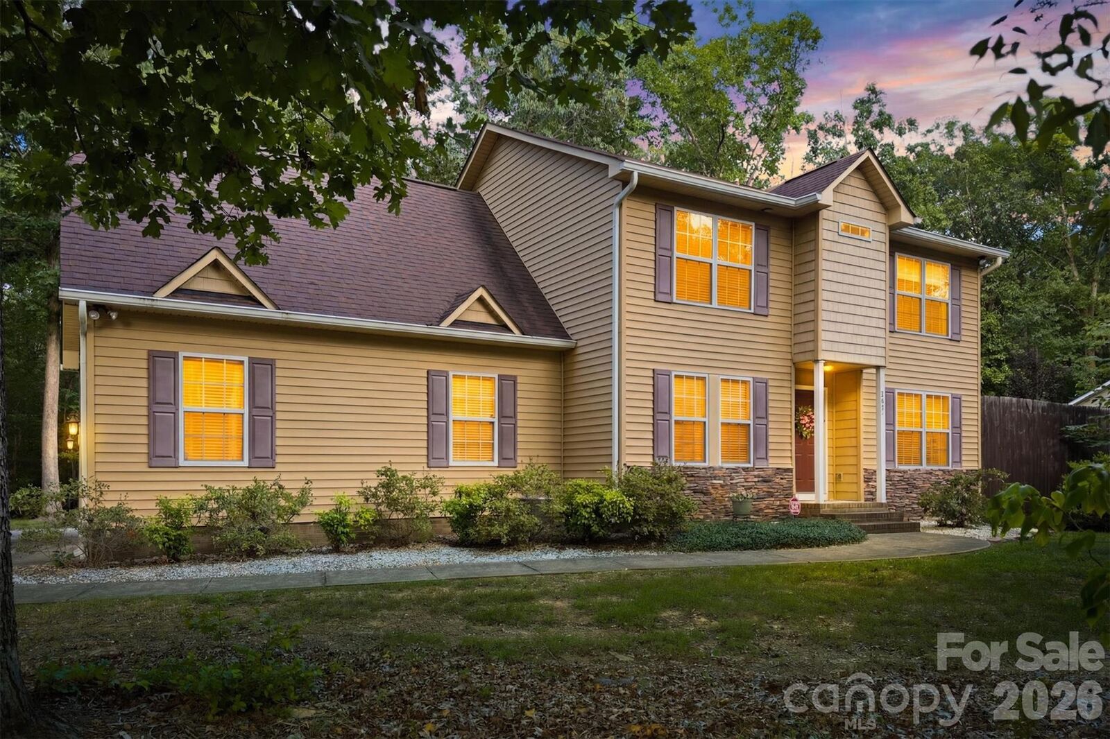Property Photo:  802 White Oaks Circle  NC 28112 