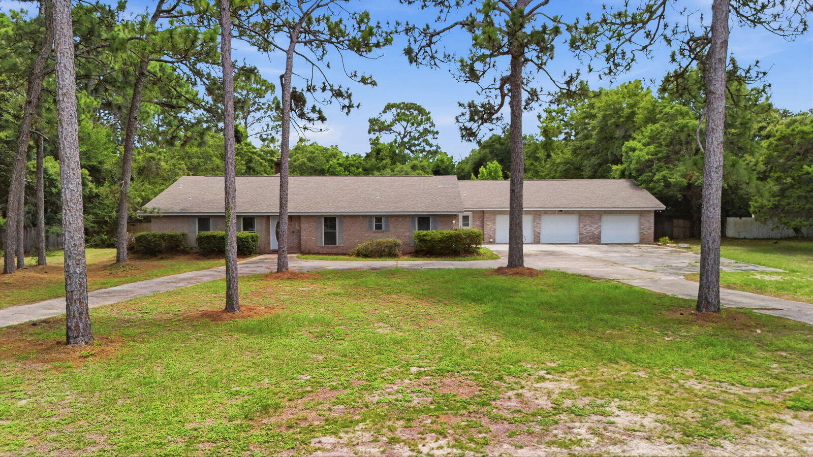 Property Photo: 668 Brookhaven Way FL 32578