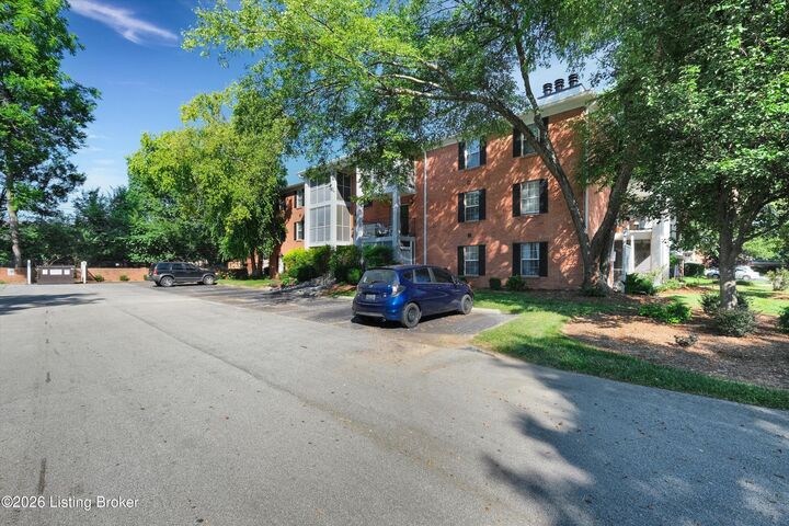 Property Photo:  1002 Donard Park Ave  KY 40218 