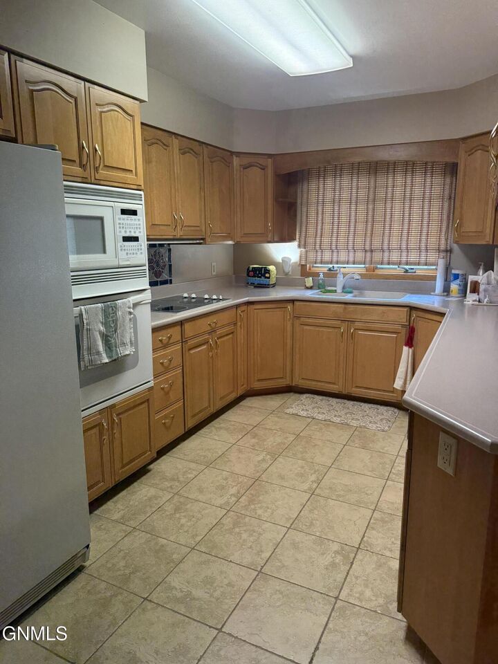Property Photo:  416 2nd Street W  ND 58790 