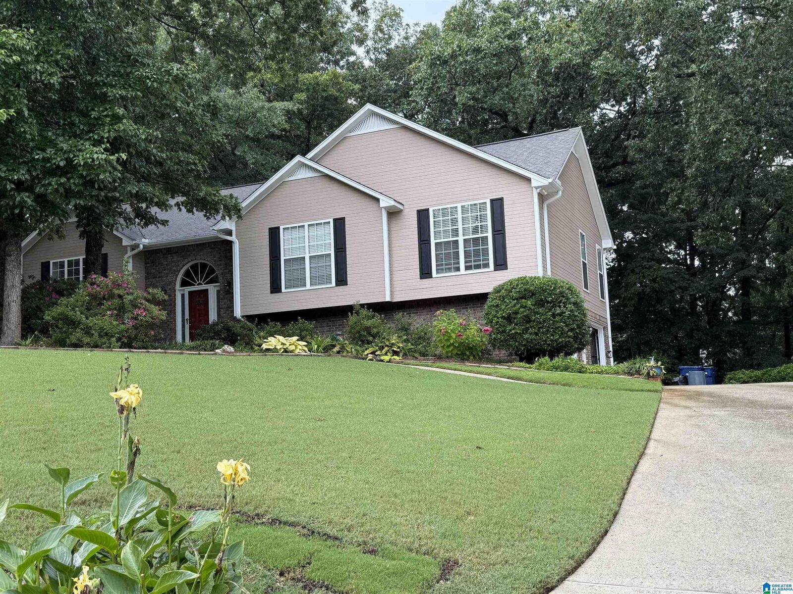 Property Photo: 104 Forest Hills Circle AL 35007