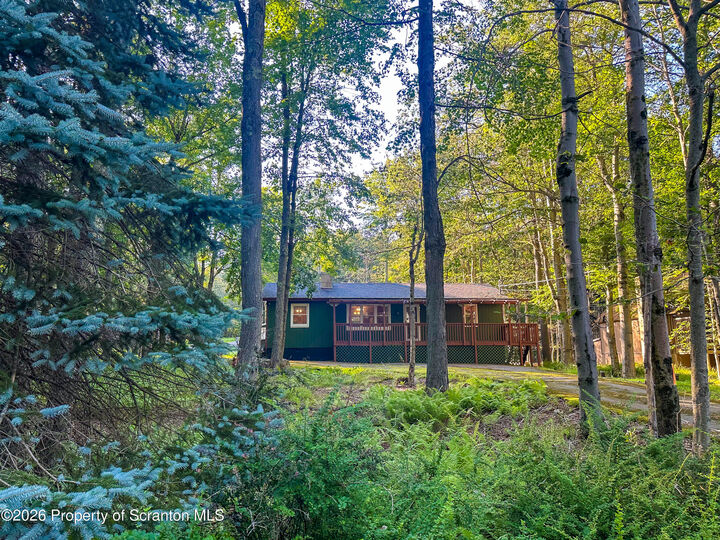 Property Photo:  1352 Fountain Drive  PA 18445 