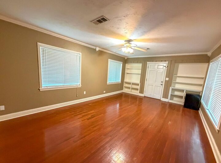 Property Photo: 516 Roundabout Road TX 77340