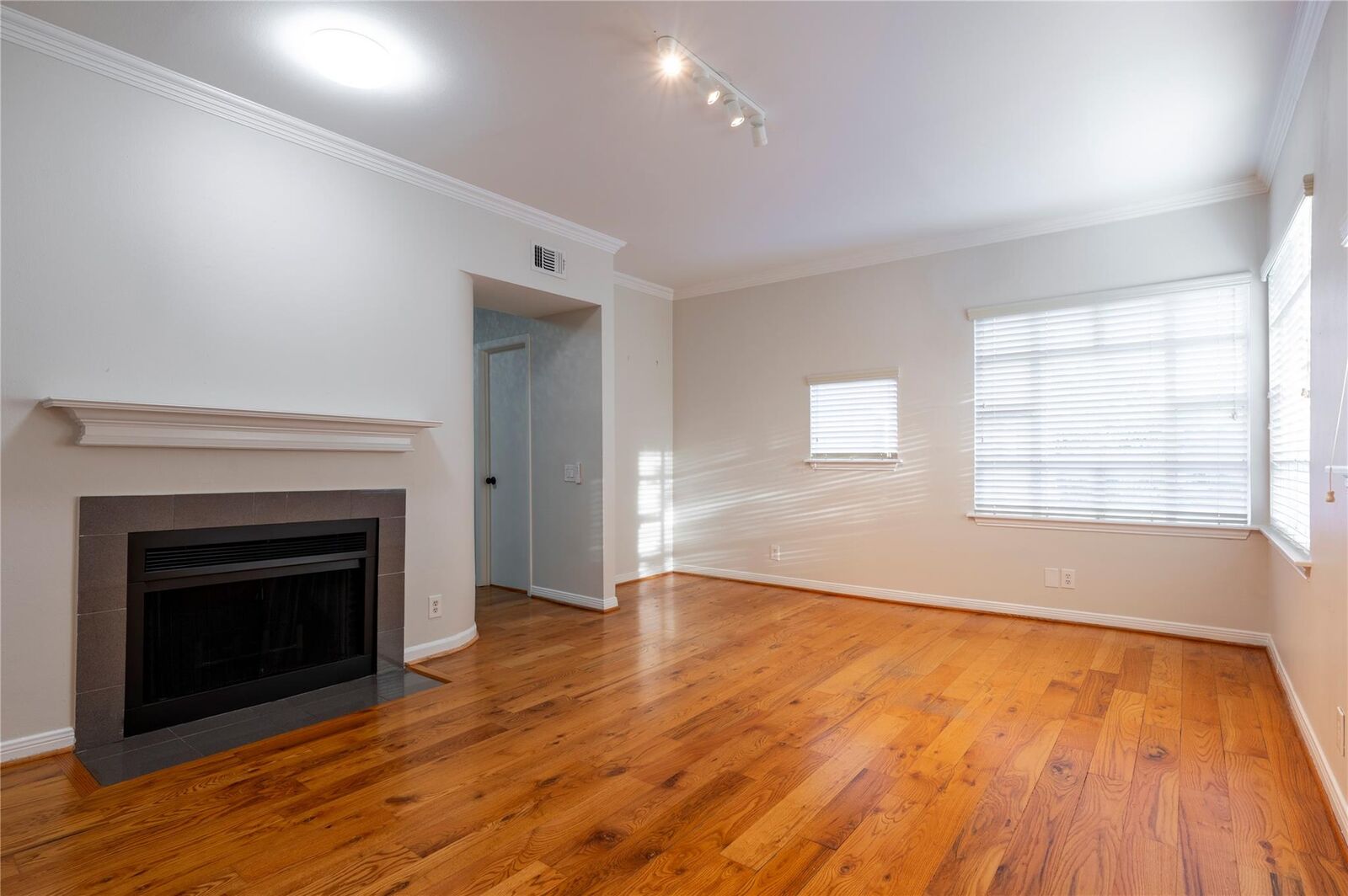 Property Photo:  4004 Montrose Boulevard 44D  TX 77006 
