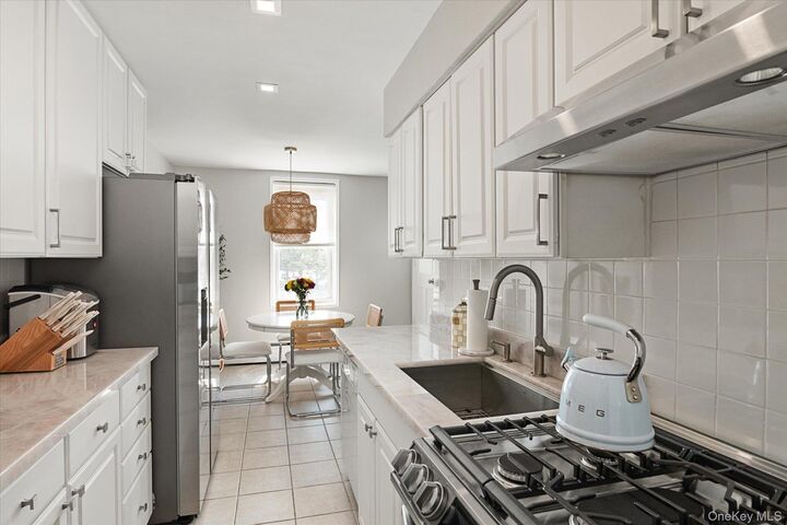 Property Photo:  60 Hempstead Avenue 2C  NY 11563 