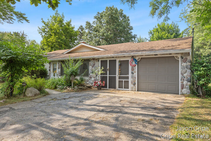 Property Photo: 928 E Brierwood Street MI 48838